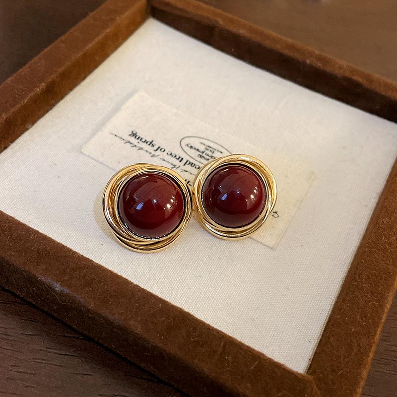 

Steel needle round winding artificial pearl stud earrings Hong Kong style retro temperament earrings fashion high sense earrings women