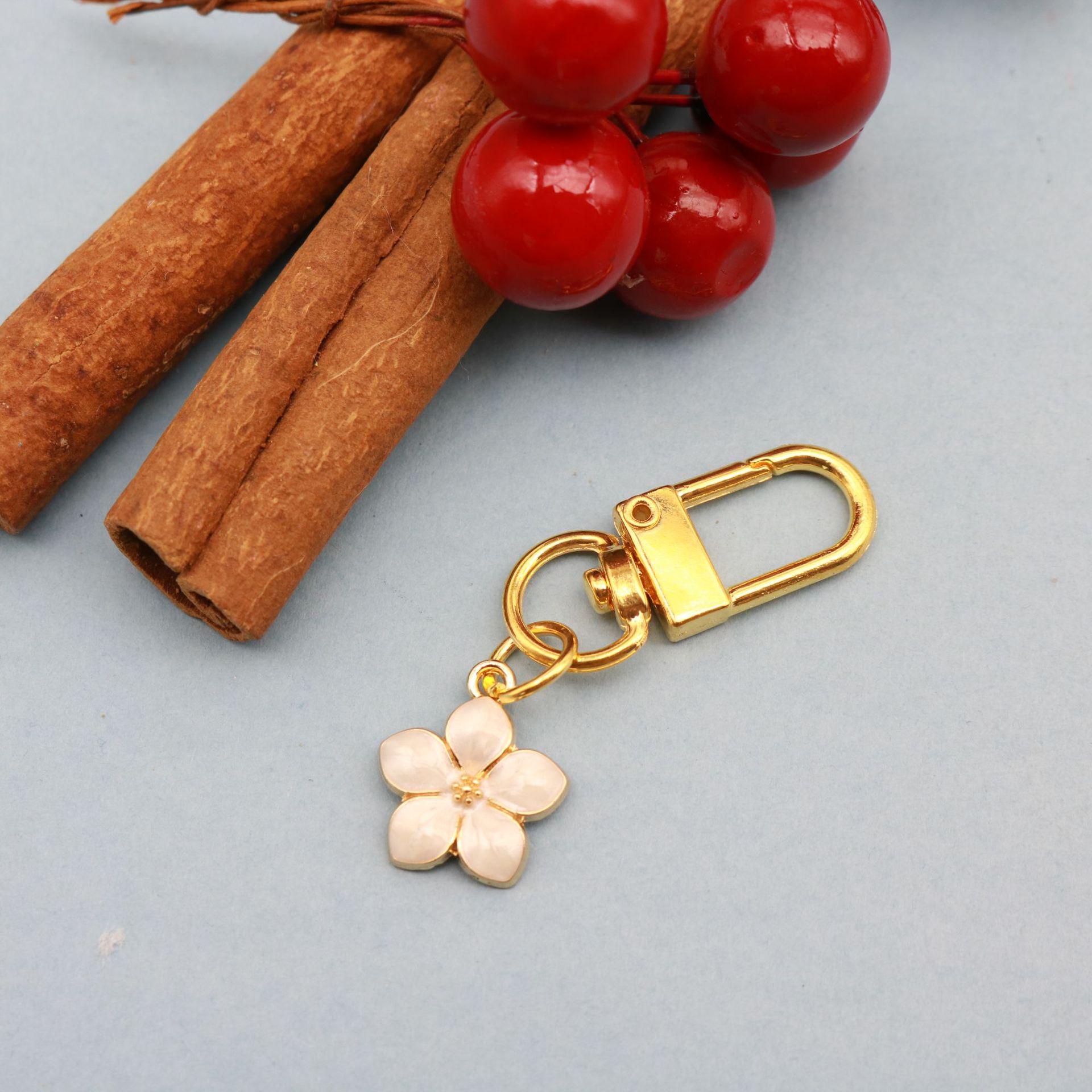 Cherry Blossom Keychain with Daisy Flower Pendant for AirPods Case белый