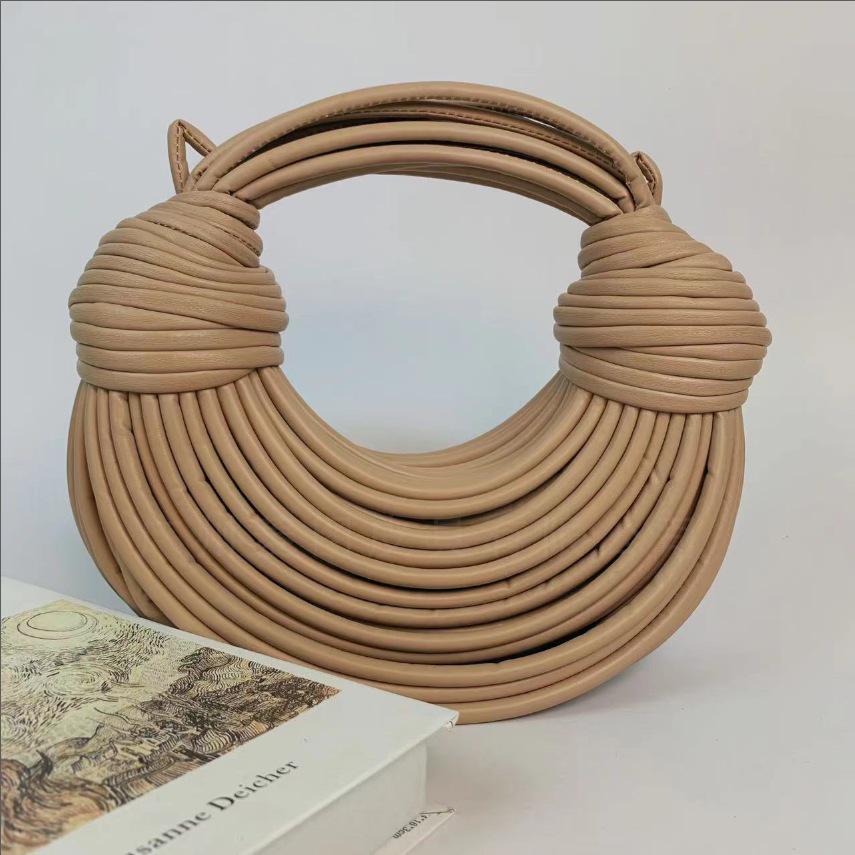 

Трендовая плетеная женская сумка кроссбоди на шнурке с кисточками