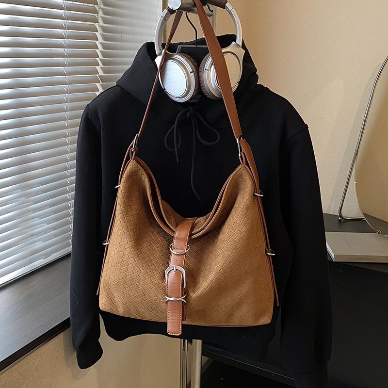 

Autumn and winter bags women s 2025 new high-end shoulder bag large-capacity tote bag commuter messenger bag коричневый