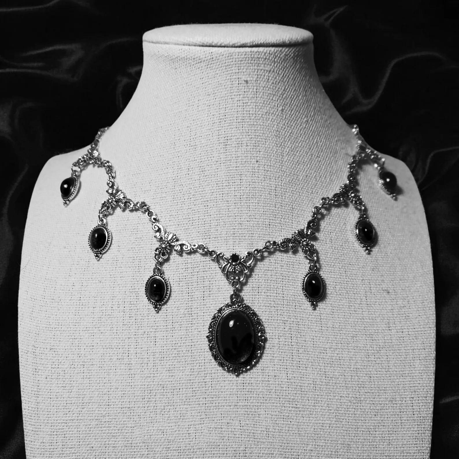 

Викторианское готическое ожерелье вампира с красным кристаллом