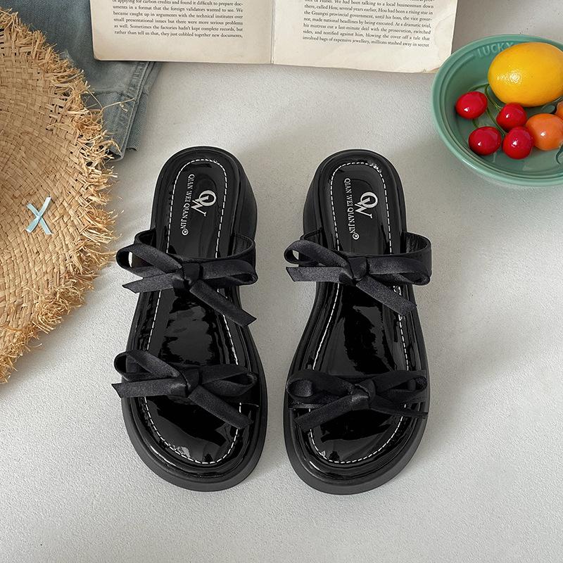 Popular Internet celebrity high sense black one-word thick-soled slippers women 2025 new summer wear with skirt cool slippers