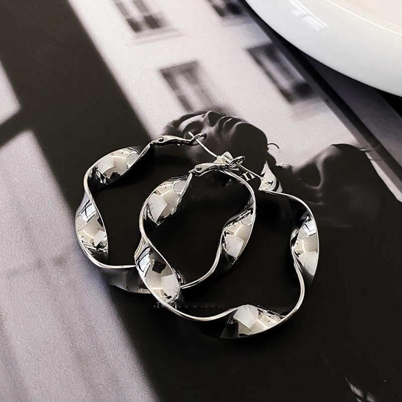 European and American simple and exaggerated twisted spiral earrings, earrings, light luxury temperament earrings, women