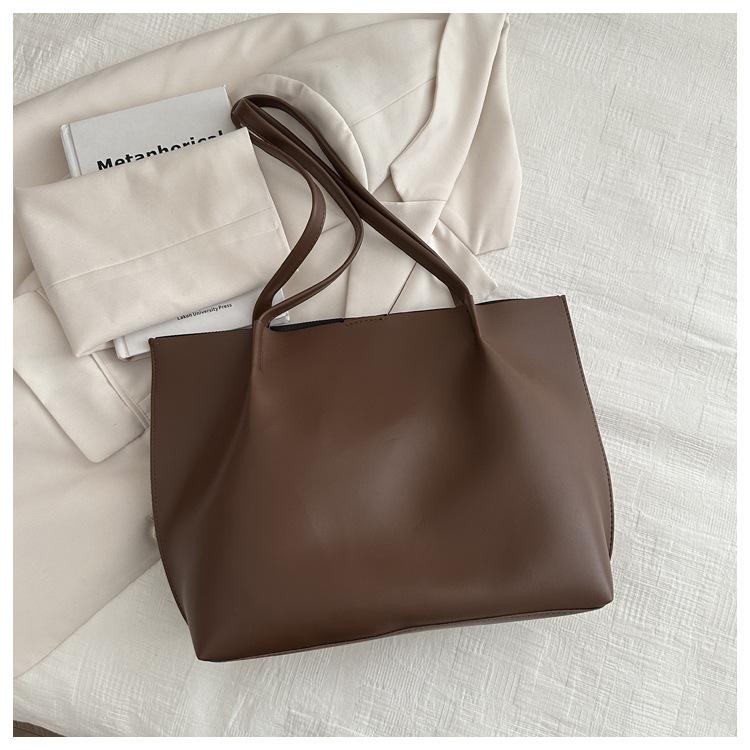 

Bag large capacity women s 2025 spring popular new trendy fashion versatile portable messenger bag casual tote big bag темно-коричневого