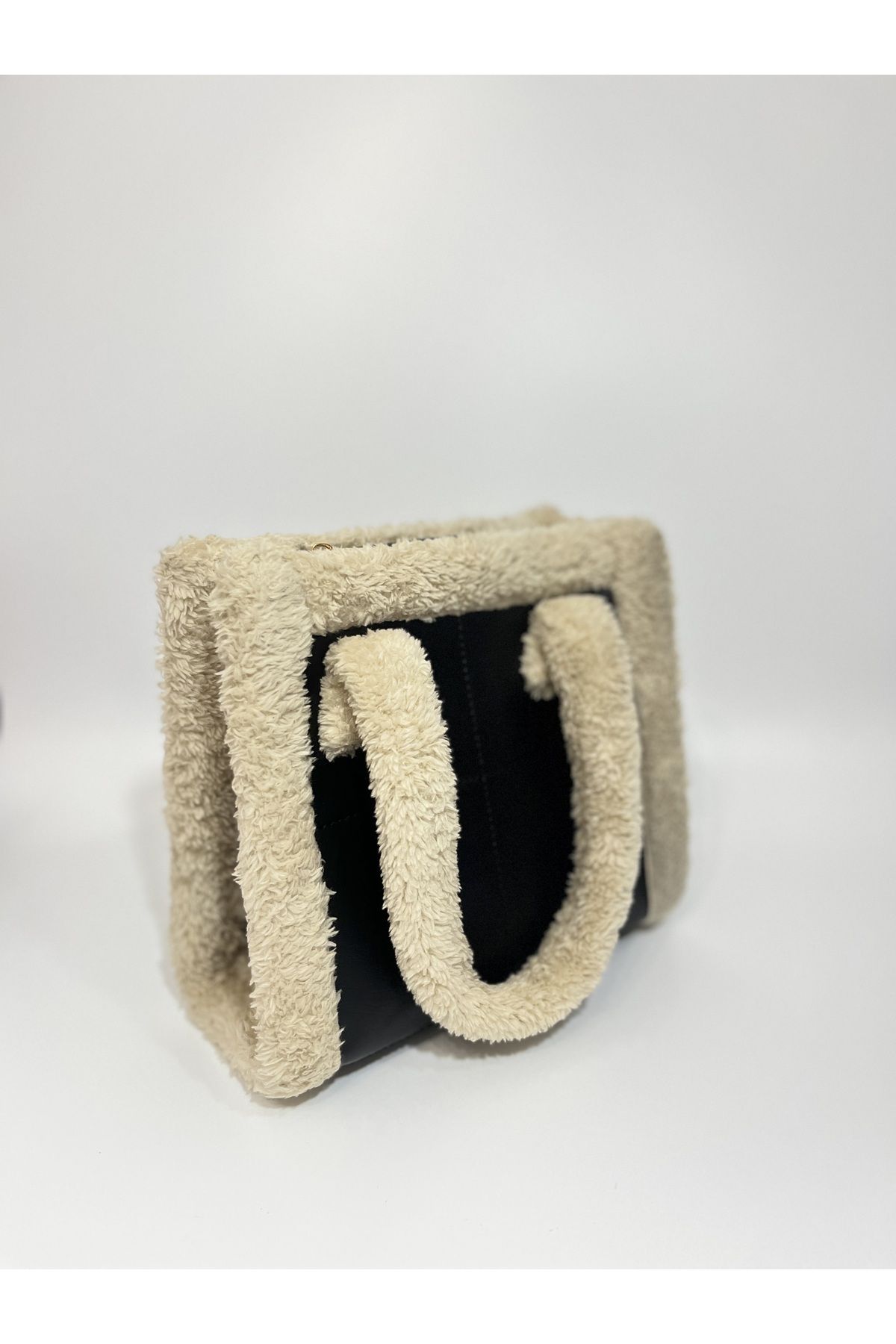 

Женская стильная и полезная сумка на плечо из искусственного меха с подробной отделкой