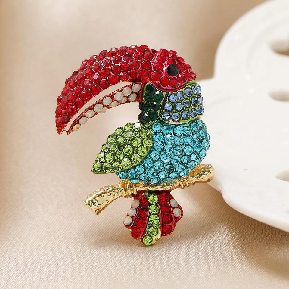 Hummingbird Crystal Rhinestone Brooch: Elegant Alloy Pin for Clothing Accessories