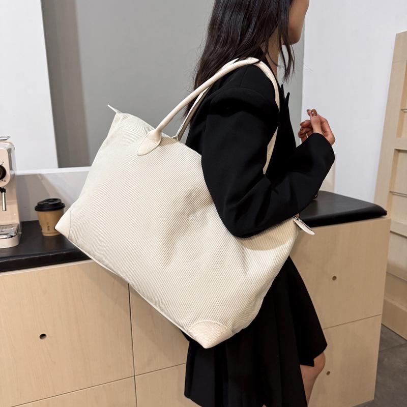 Versatile Large Capacity Casual Tote: Portable Single Shoulder Bag for Commuting or Short Trips