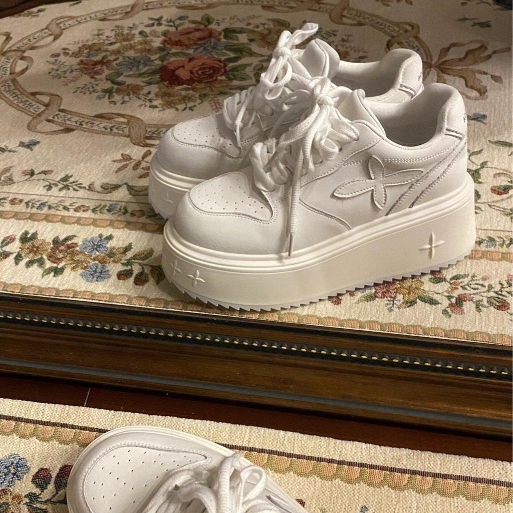 Super angesagte verdickte Sohle, höhenverstärkende kleine weiße Schuhe, 2025 neue beliebte kleine vielseitige Ins-Trend-Freizeit-Studenten-Board-Schuhe