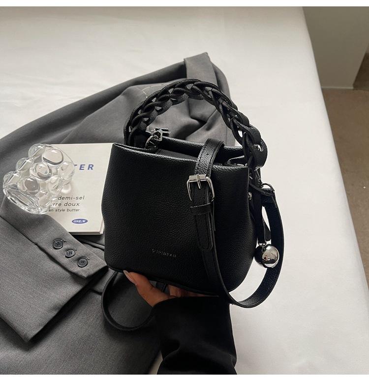 2025 New Bucket Bag Woven Handbag Women's High-end Fashion Vegetable Basket Bag Single Shoulder Messenger Bag Small Bag