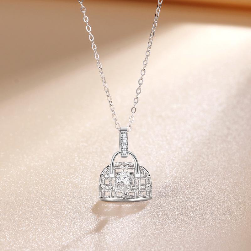 Simple bag necklace, women's diamond-encrusted niche high-end sense versatile Spice Girl necklace, a neck chain.