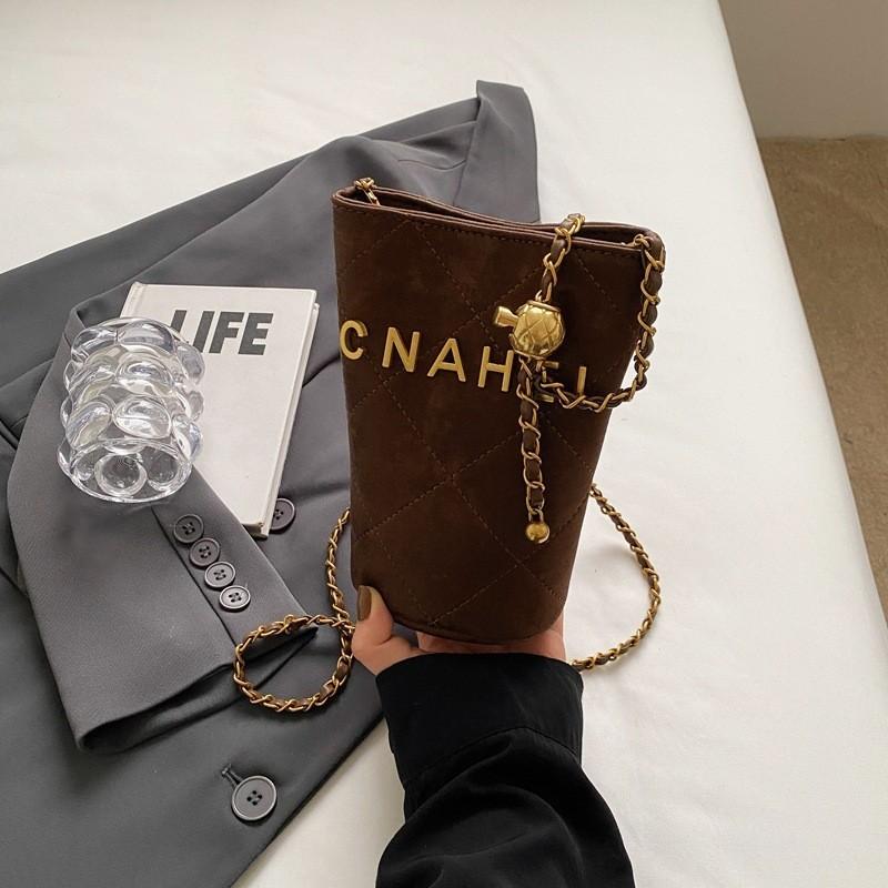 Трендовая женская сумка через плечо 2023 Новая зимняя мода Простая сумка-ведро Высококлассная сумка для поездок коричневый