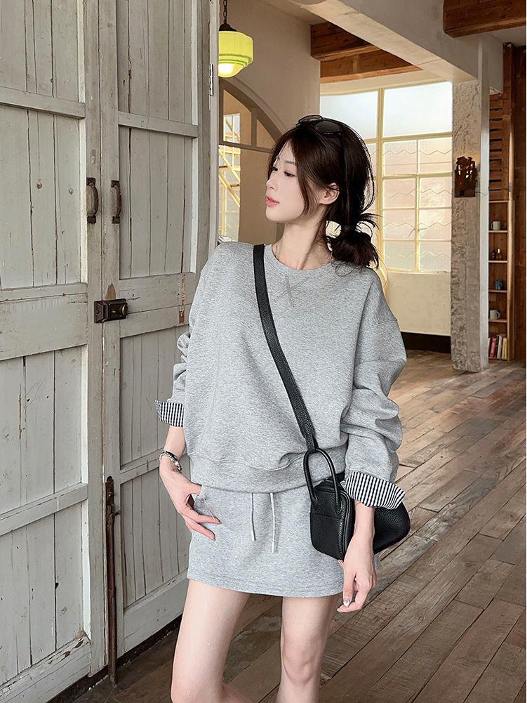 Koreanischer Farbblock-Streifenschal Zweiteiliges Set: Lockeres Langarm-Sweatshirt & High-Waist Kordelzug-Midirock für den Frühherbst