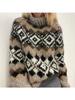 Beiger Rollkragenpullover mit Streifen und buntem Muster