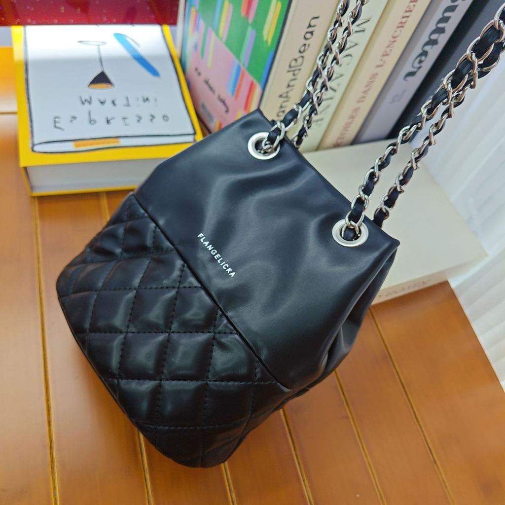 French Niche Design Shoulder Bag Fashionable Small Fragrant Wind Bucket Bag High-End Diamond Chain Commuter Messenger Bag Bag