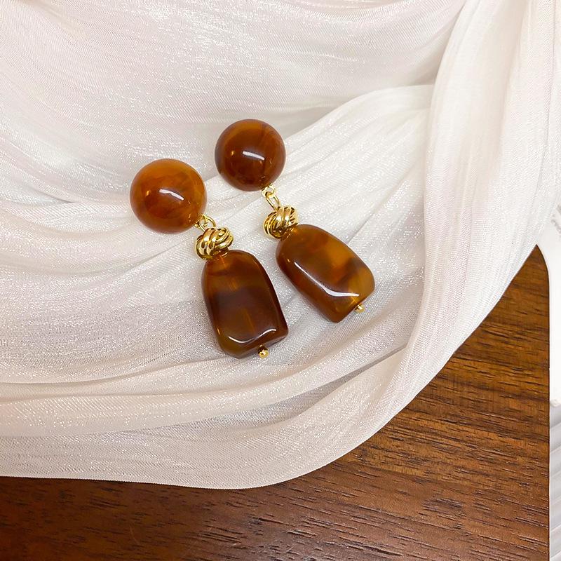 Maillard Coffee Retro Heart Hong Kong Style Versatile Stud Earrings - Niche Fashion Design