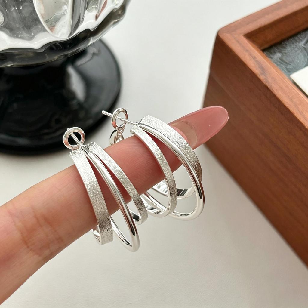 European & American Light Luxury Double Hoop Earrings: Stylish, High-End, Cool Personality Ear Jewelry with Simple, Elegant Style.
