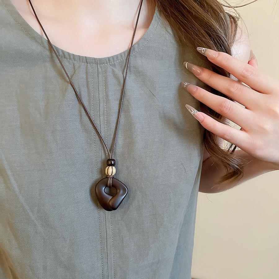 Wood chips irregular round square pendant necklace retro ethnic style collarbone chain design sense sweater chain women