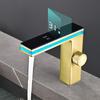 Grifo de lavabo Smart Gold con pantalla digital y luz ambiental.
