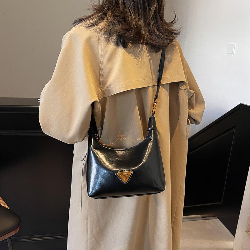 This Year, the Popular Small Bag Women's 2025 Autumn and Winter New Portable Pillow Bag Retro Glossy High-end Textured Messenger Bag