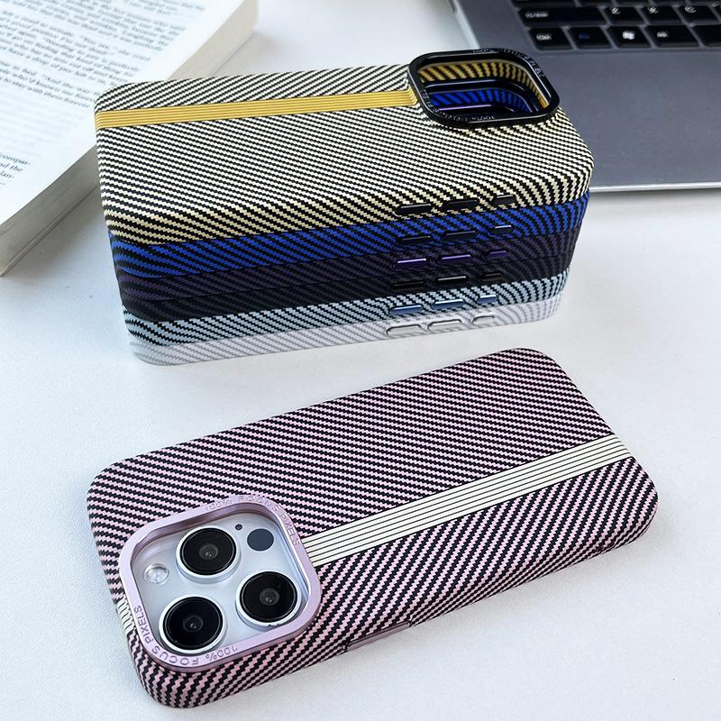 Applicable iPhone17PRO Carbon Fiber Pattern Magnetic Mobile Phone Case Apple 16PROMAX Metal Button Protective Case