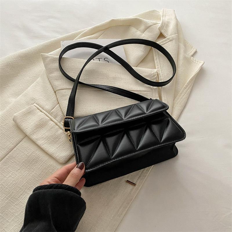 

Простая и модная сумка-мессенджер, простая наплечная сумка, маленькая сумка 2024 лето новая тенденция корейская версия зарубежный стиль маленькая квадратная сумка чёрный