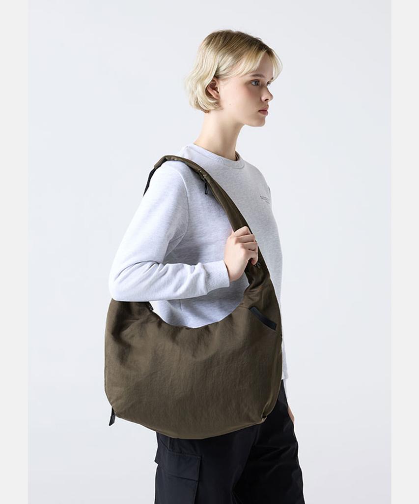 Descente Large Lightweight Hobo Bag Khaki (Sq323Ubg7A)