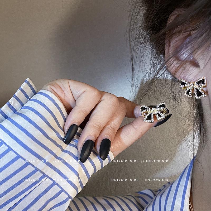 Boucles d'oreilles de luxe tendance 2024 accrocheuses pour femmes: Boucles d'oreilles à clous tendance et polyvalentes pour l'automne et l'hiver