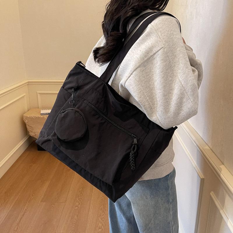Beautiful Tote Bag Women's Personality Trend Portable Shoulder Bag 2025 New Simple Solid Color Large Capacity Messenger Bag