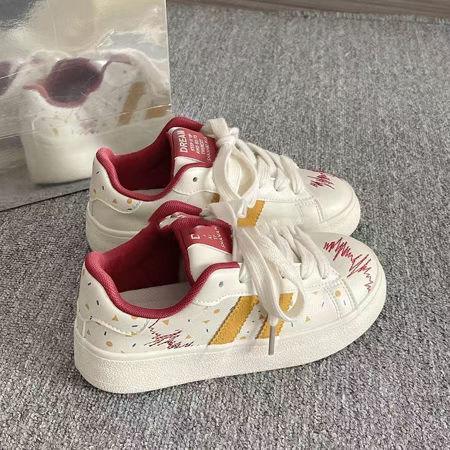 

Оригинальная женская обувь ins модная универсальная нишевая обувь для доски 2025 года новая корейская повседневная обувь на плоской подошве белого цвета 35 красный