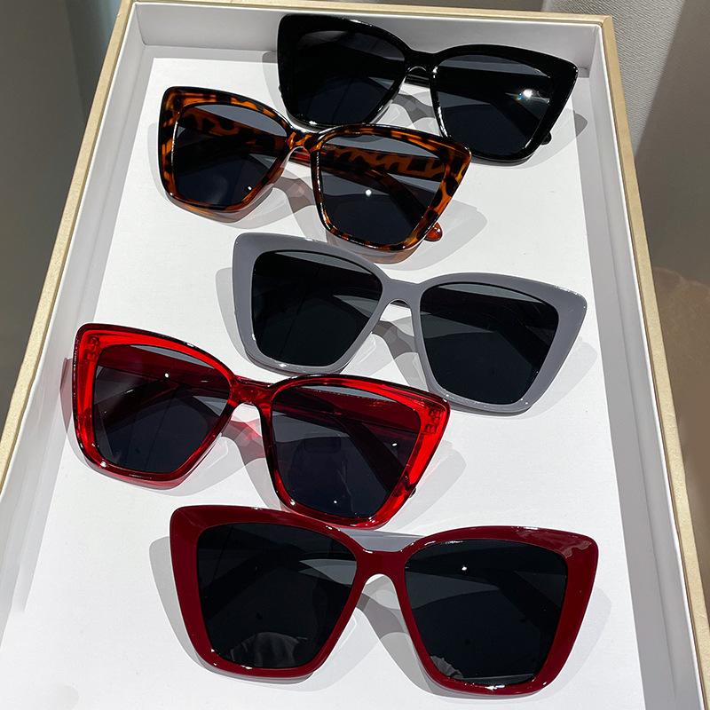 Stylish Large Frame Cat Eye Sunglasses for Women Men Retro Square Sun Glasses UV400 Protection Goggle Fashion Eyewear Shades