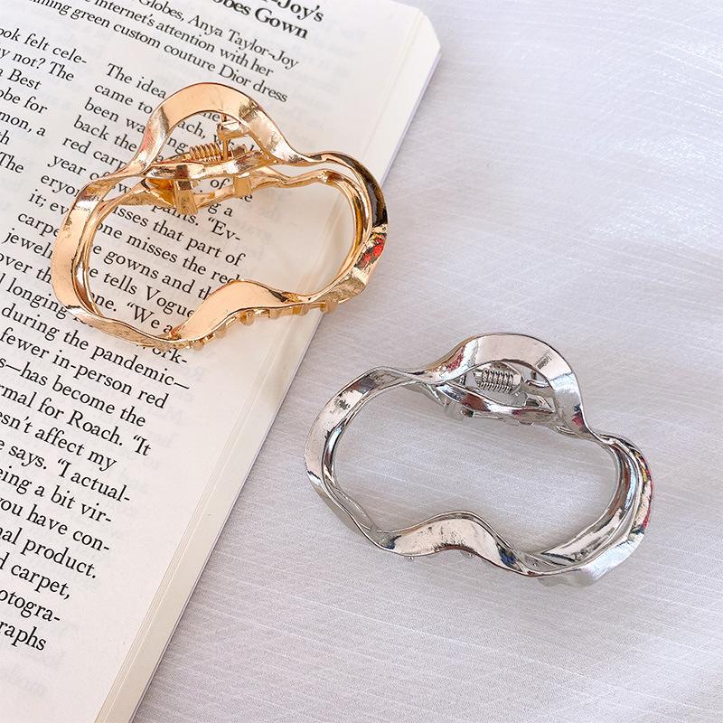 2022 Summer Non-slip Large Shark Hair Clip for Women