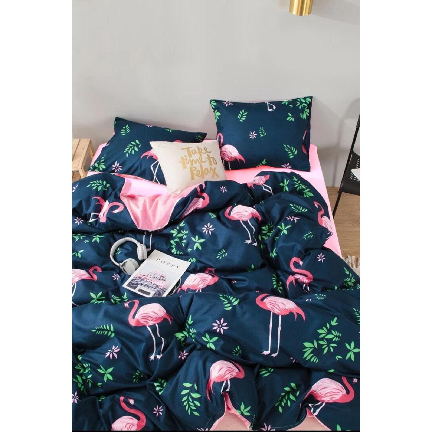 

Single -sided Double Bed Linen With A Tire Темно-синій