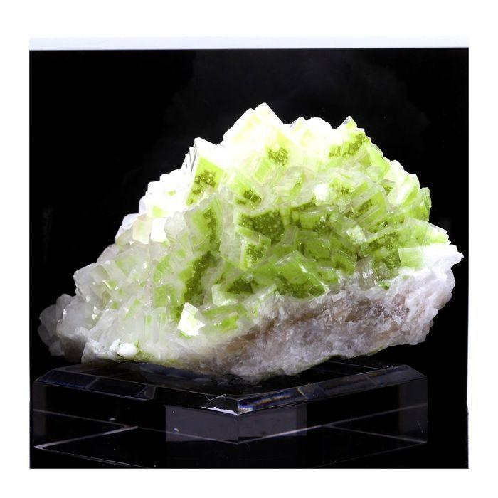 Pierres et Minéraux. Duftite sur Calcite. 2081.0 ct. Tsumeb, Oshikoto Region, Namibie.