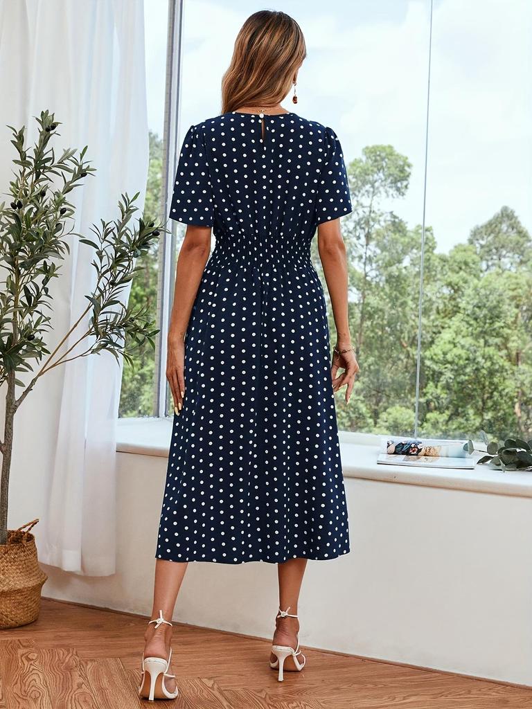 Gepunktetes Sommerkleid mit Rundhalsausschnitt