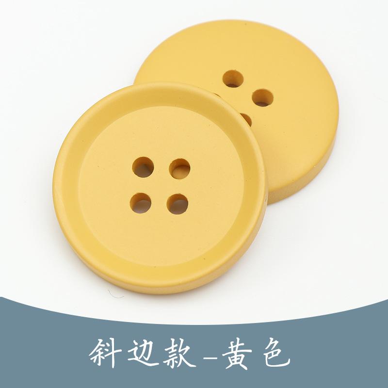 Svarta trenchcoat med hartsknappar, kostymimitation, hornknappar, färgade fyröglade knappar i exklusivt ullmönster