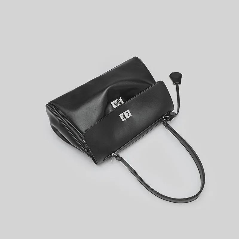 Women's High-Capacity Black Messenger Tote - Autumn/Winter 2024 Fashionable Shoulder Bag for Commuting.