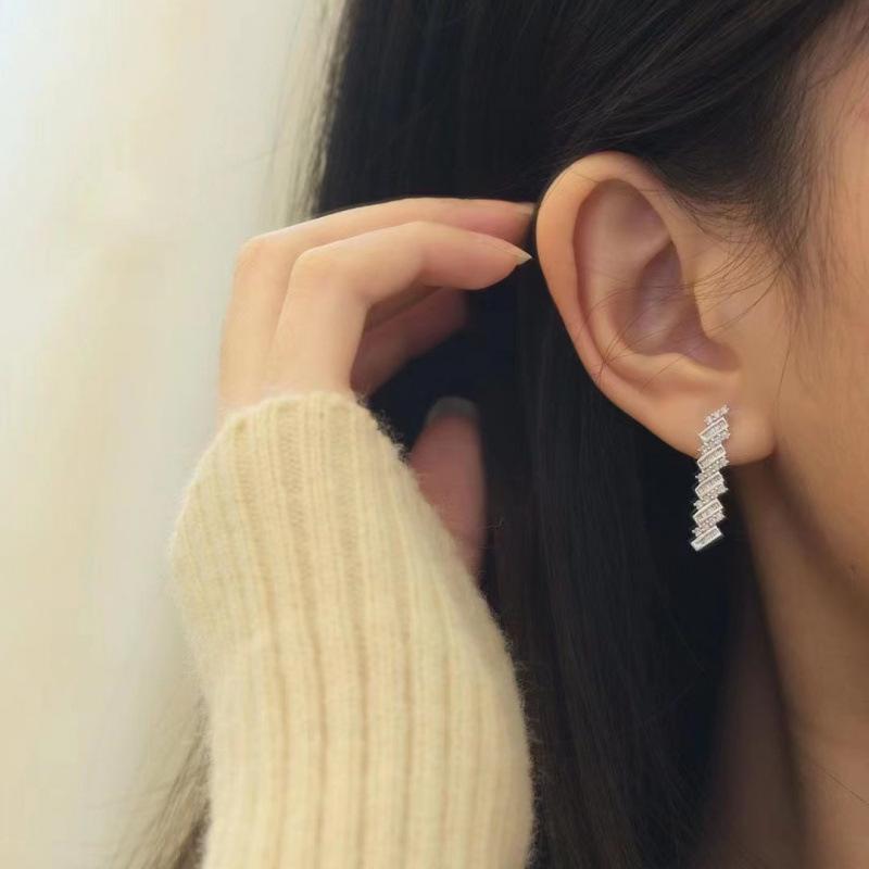 Exquisite Korean Ear Studs: Elegant, Versatile, Light Luxury Niche Design for Women