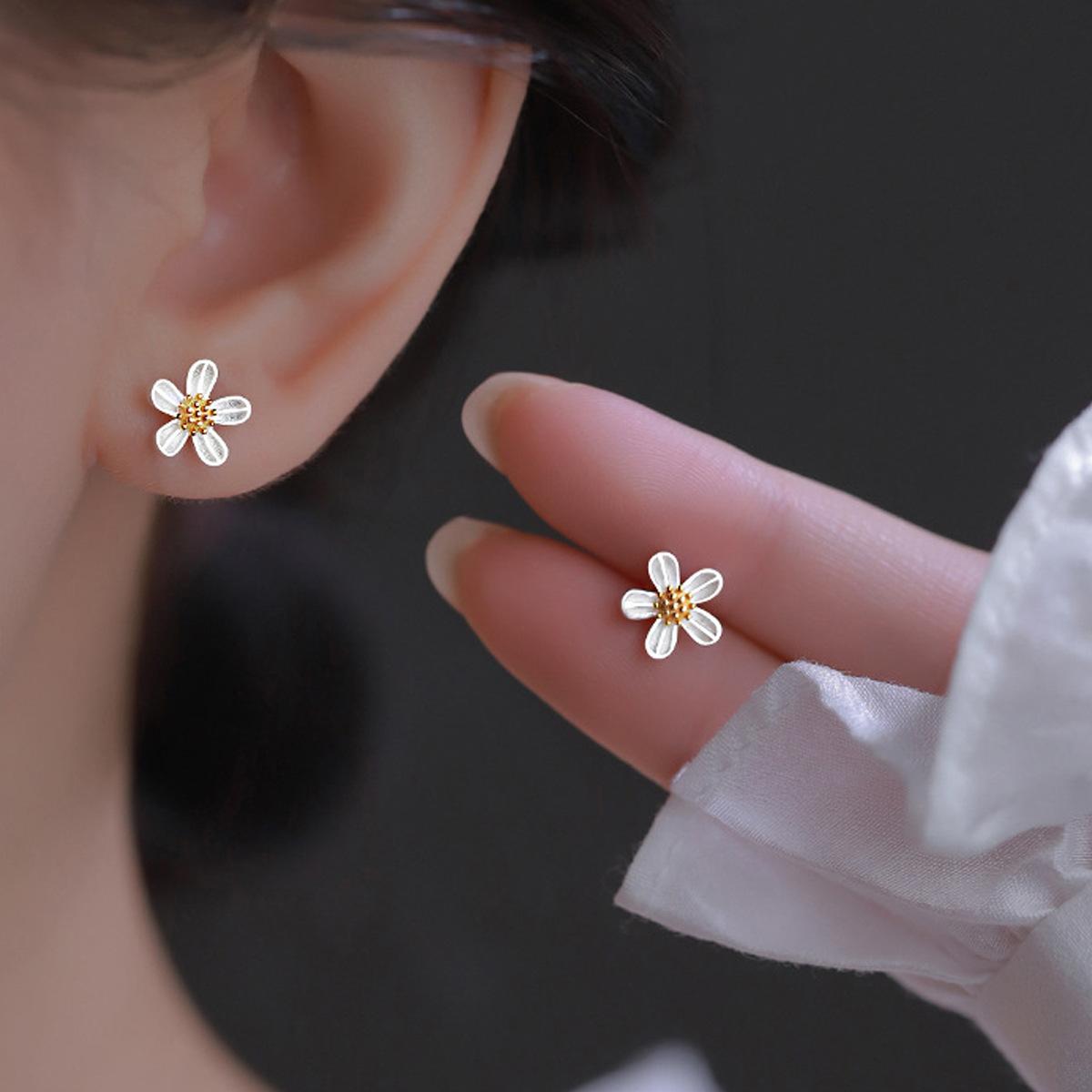 Милые Серьги-Цветочки для Женщин Простой Характер Художественные Изысканные Компактные и Универсальные Серьги 2Pcs серебряный
