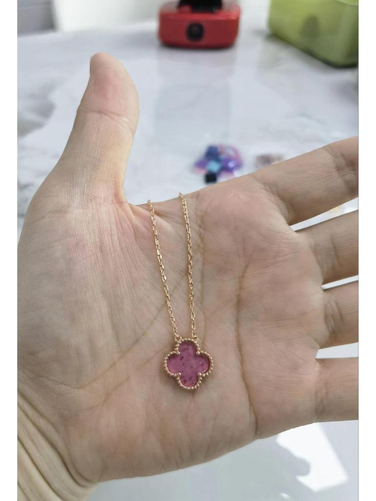 Halskette mit vierblättrigem Kleeblatt, 18 Karat vergoldet, mit Anhänger aus rosenrotem Chalcedon, Achat und weißem Muschelkern für Damen