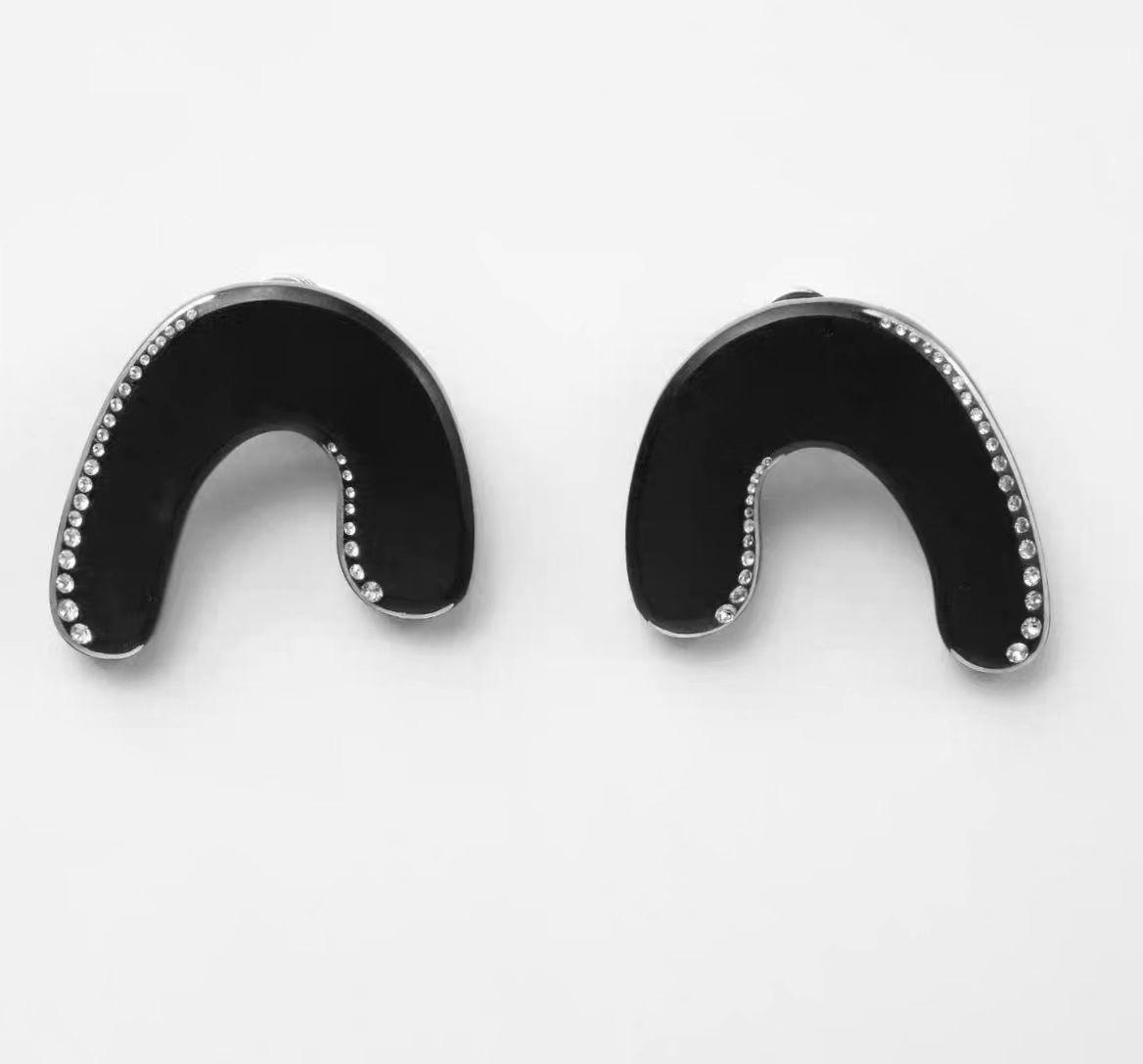 

Sandalwood Diamond Curve Stud Earrings: Classic, Elegant, Light Luxury, Retro Design for Women