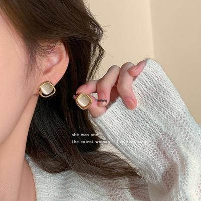 2025 Women's Imitation Cat's Eye Stud Earrings: Stylish and Unique Ear Piercing Accessories