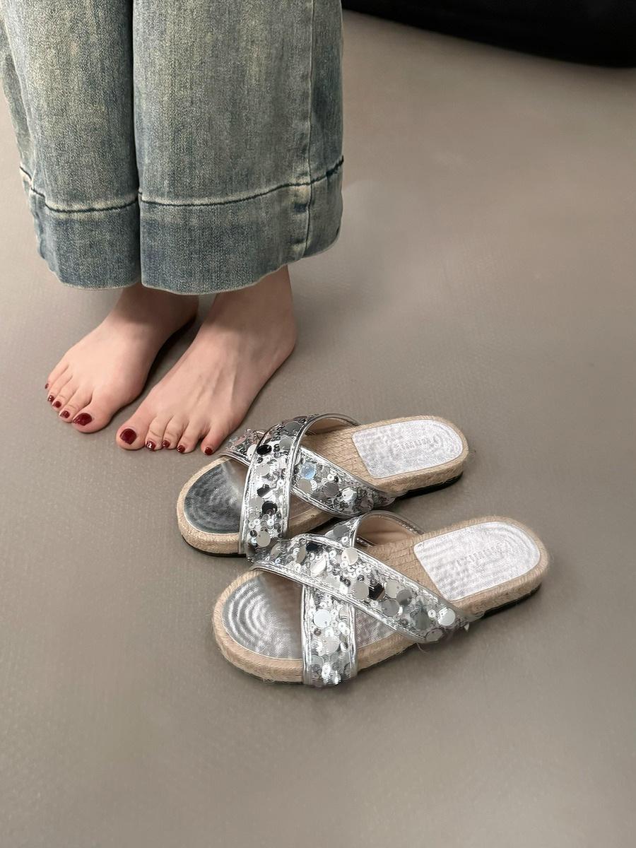

Vacation style flat-bottomed straw slippers women 2025 summer bohemian shoes sequined fashion slippers women 40 серебряный