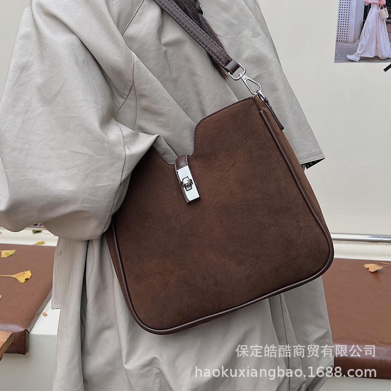 Autumn and winter retro matte small bag women's 2025 new commuter versatile shoulder underarm bag messenger bag bucket bag
