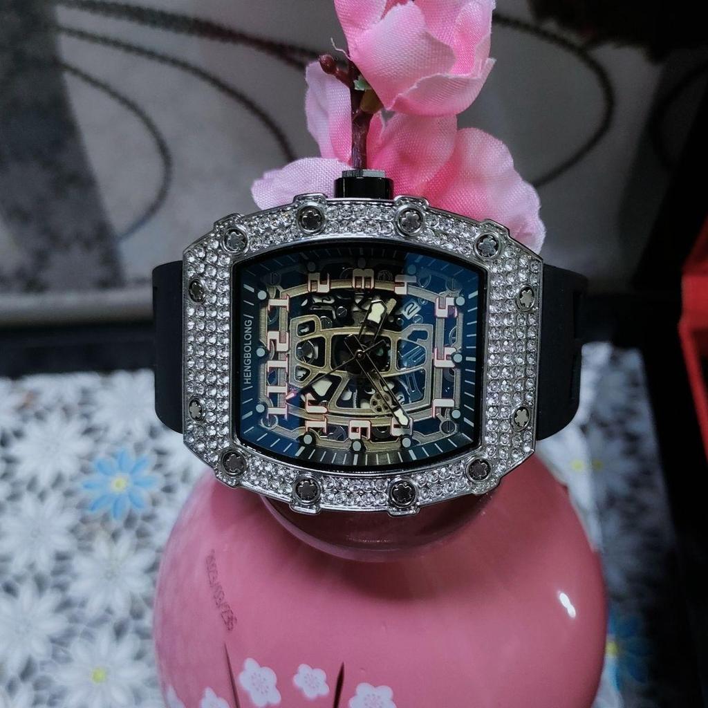 Reloj de Cuarzo para Hombre con Forma Tonneau de Silicona con Diseño de Moda de Diamantes Completos