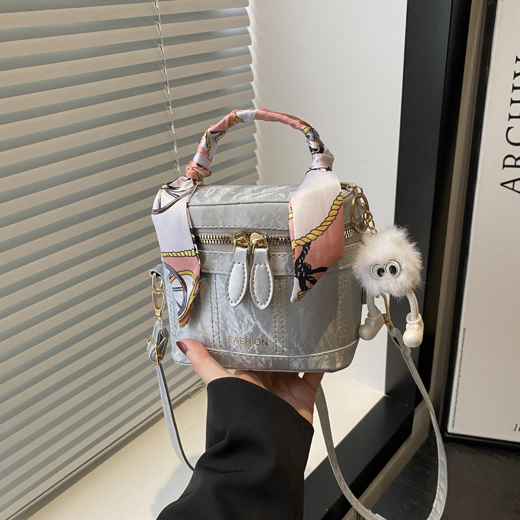 The Korean Version of the Versatile Box Bag, the New Popular Bag In 2025, the Women's Handheld Textured Messenger Small Square Bag.