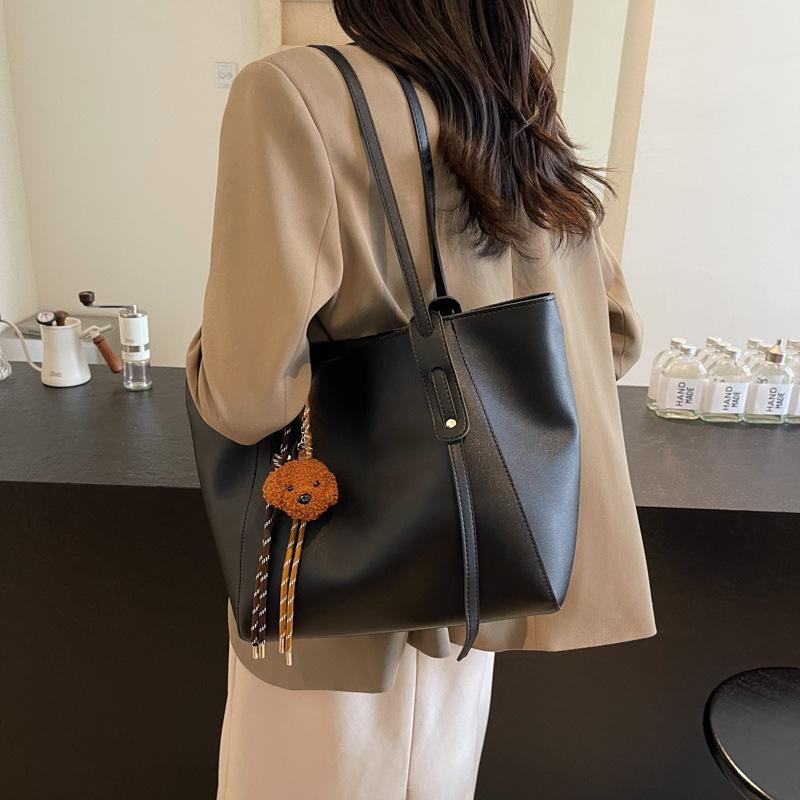 

Сумка большой вместимости женская осень-зима 2025 новая корейская версия универсальная сумка-тоут модная повседневная портативная на плечо для поездок 38*16*27 чёрный