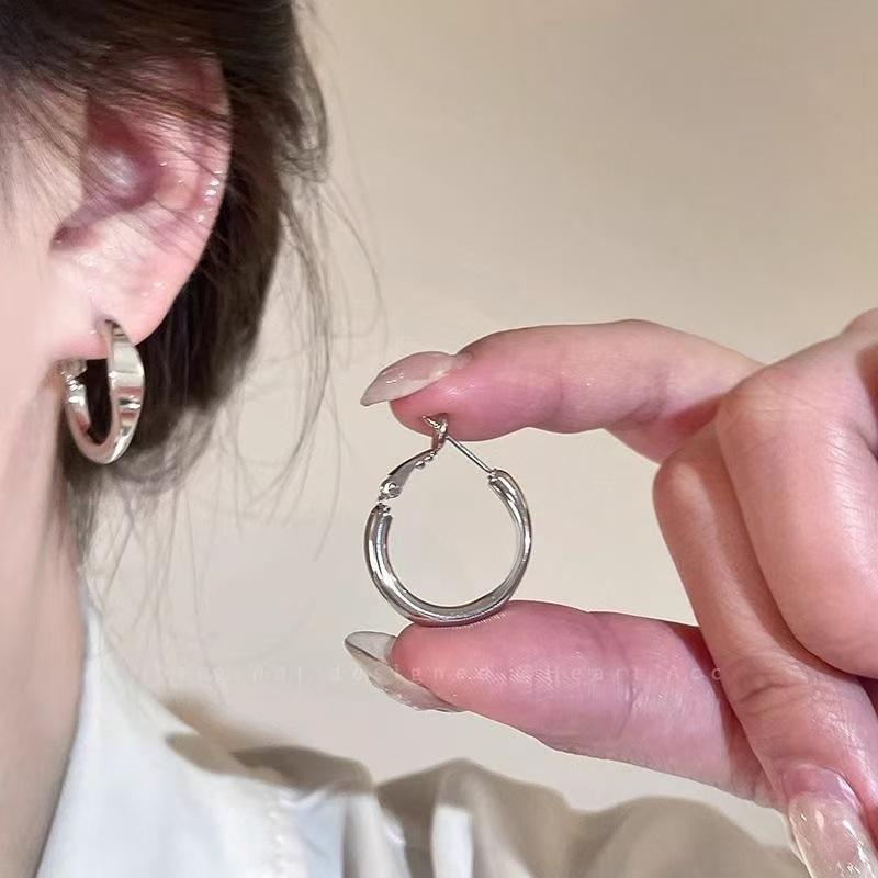 High-end Circle Earrings Women's Niche Design Earrings Temperament Ear Buckles Exquisite Elegance French Simplicity Small and Gentle
