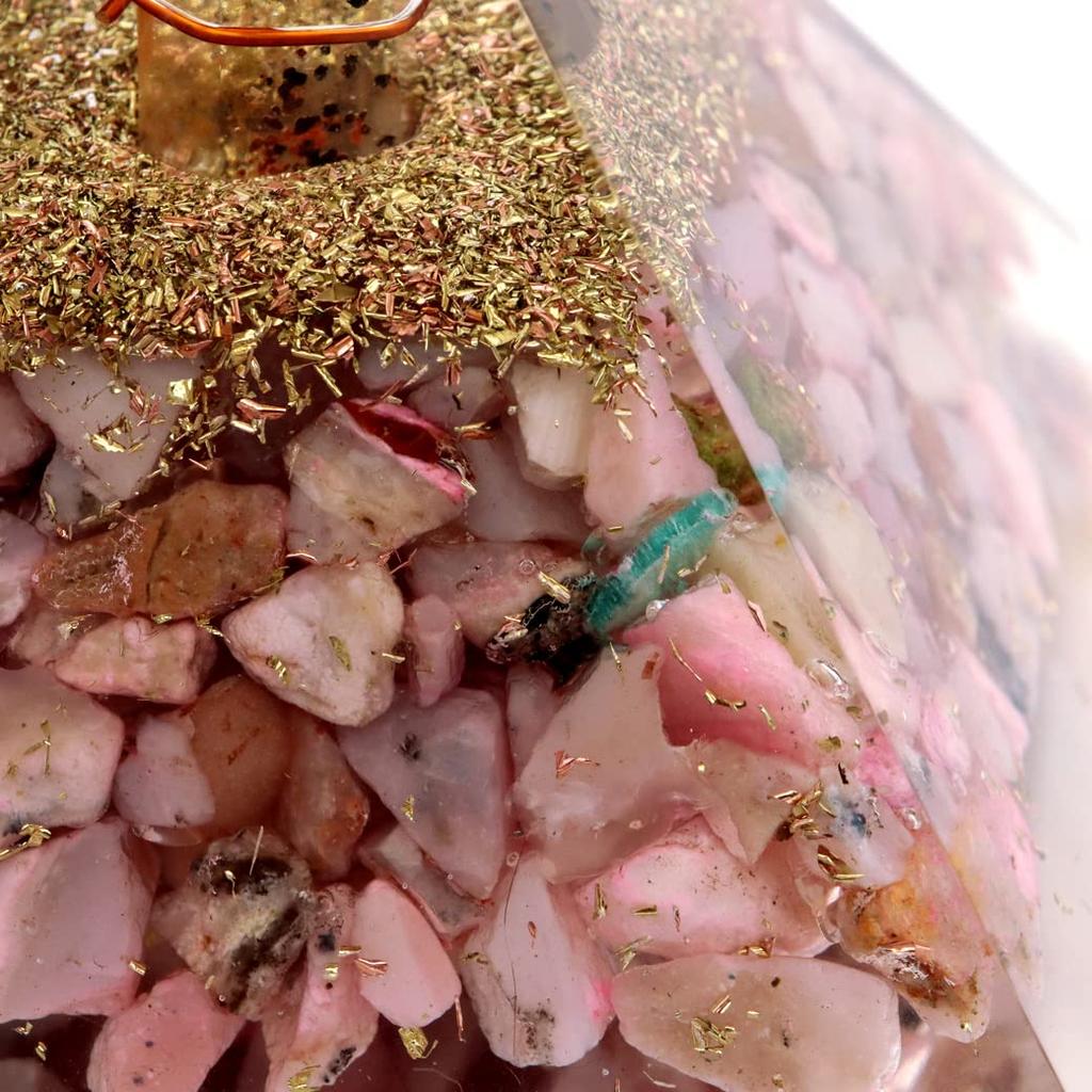 [GOLD STONE] Natural Orgonite Pyramid with Single Quartz Crystal, Spiritual Item, Approximately 65-70mm Wide, Pink Opal