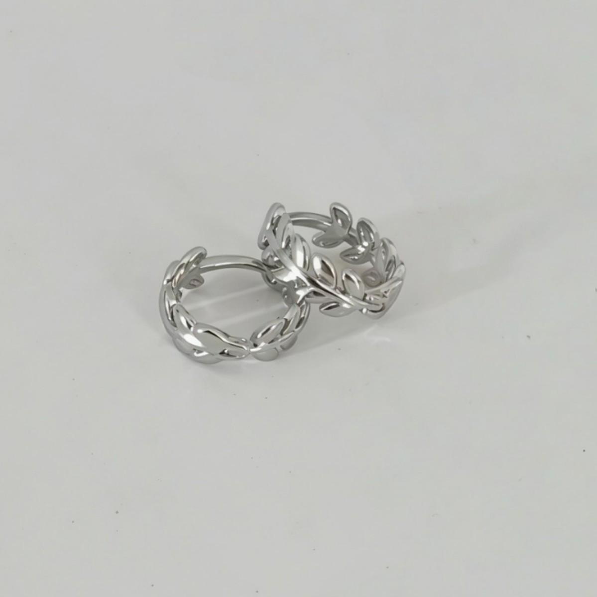 Стильные серьги-кольца с листьями оливковой ветви