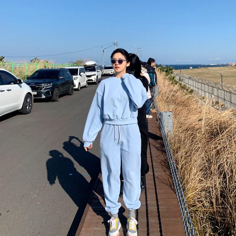 2025 Korean-Style Women’s Trendy Velvet Sweatshirt & Jogger Set – Comfy Casual Sportswear for Fall & Spring